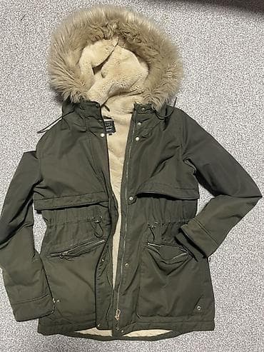 Zimska ženska Zara parka jakna u maslinasto zelenoj boji. Topla na lalafo.rs Zimska ženska Zara parka jakna u maslinasto zelenoj boji. Topla