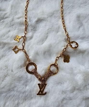 LV Louis Vuitton ogrlica sa privescima. zlatna za zlatnim privescima i na lalafo.rs — 1 LV Louis Vuitton ogrlica sa privescima. zlatna za zlatnim privescima i — 1