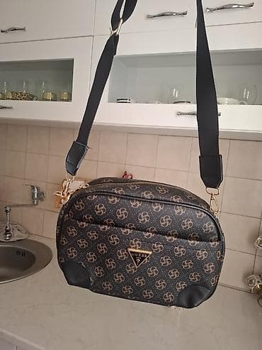 GUESS ženska torba preko ramena - Model: pravougaona na lalafo.rs GUESS ženska torba preko ramena - Model: pravougaona