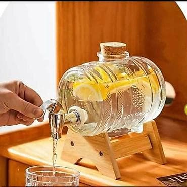 Stakleni dispenzer za piće u obliku male bačve sa drvenim stalkom i na lalafo.rs — 1 Stakleni dispenzer za piće u obliku male bačve sa drvenim stalkom i — 1