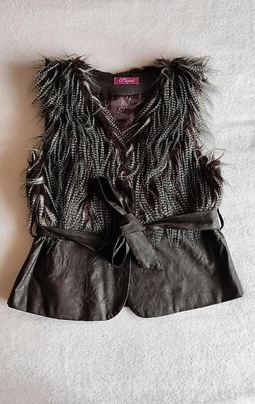 Braon prsluk od eko kože sa krznom - Model: bez rukava, V-izrez - na lalafo.rs — 2 Braon prsluk od eko kože sa krznom - Model: bez rukava, V-izrez - — 2