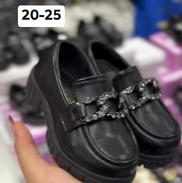 Dečije mokasine sa masivnim đonom i ukrasnom kopčom - Model na lalafo.rs Dečije mokasine sa masivnim đonom i ukrasnom kopčom - Model