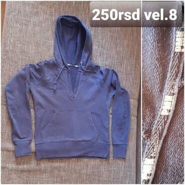 Duksevi: Pamučna dukserica s kapuljačom za decu, tamno siva/teget boja. Model na lalafo.rs Duksevi: Pamučna dukserica s kapuljačom za decu, tamno siva/teget boja. Model