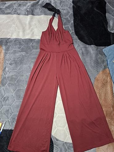 Ženski elegantni kombinezon bez rukava - Boja: bordo - Kroj: široke na lalafo.rs Ženski elegantni kombinezon bez rukava - Boja: bordo - Kroj: široke