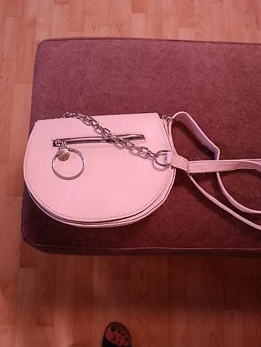 Moderna torbica u beloj boji, idealna za svakodnevnu upotrebu. Torbica at lalafo.rs — 6 Moderna torbica u beloj boji, idealna za svakodnevnu upotrebu. Torbica — 6