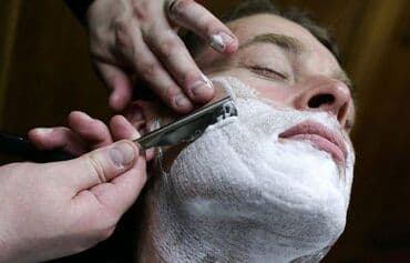 Tradicionalno brijanje brijačem (barber usluga) - Klasično brijanje na lalafo.rs Tradicionalno brijanje brijačem (barber usluga) - Klasično brijanje