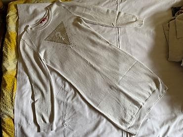 GUESS original haljina. Nije nošena ali je na jednom mestu zakačena na lalafo.rs GUESS original haljina. Nije nošena ali je na jednom mestu zakačena