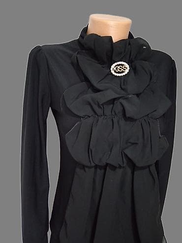 Elegantna crna bluza sa dugim rukavima i visokim okovratnikom. Prednji na lalafo.rs Elegantna crna bluza sa dugim rukavima i visokim okovratnikom. Prednji