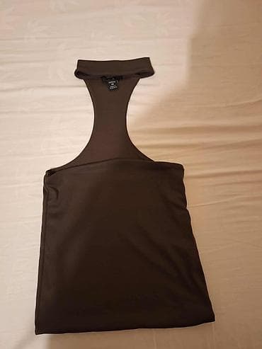 Uska majca bez rukava, tamno braon boje, sa racerback leđima. Model je na lalafo.rs Uska majca bez rukava, tamno braon boje, sa racerback leđima. Model je