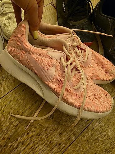 Reebok i Nike patike. Nošene ali u dobrom stanju, mozete videti po na lalafo.rs — 5 Reebok i Nike patike. Nošene ali u dobrom stanju, mozete videti po — 5