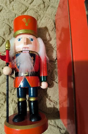 Drvena figurica “Orašar” – dekorativni vojnić sa kopljem - na lalafo.rs — 2 Drvena figurica “Orašar” – dekorativni vojnić sa kopljem - — 2