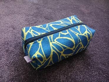 Neseser, kvadratnog oblika, dimenzije 9x7x18cm. Izrađen od tekstila na lalafo.rs — 6 Neseser, kvadratnog oblika, dimenzije 9x7x18cm. Izrađen od tekstila — 6