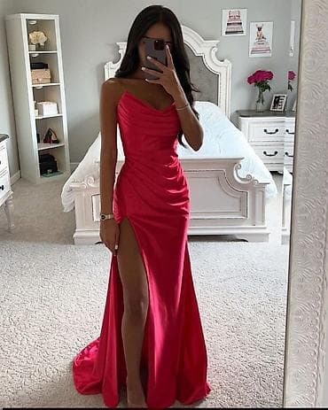 Elegantna duga svečana haljina sa visokim bočnim šlicem i drapiranim na lalafo.rs Elegantna duga svečana haljina sa visokim bočnim šlicem i drapiranim