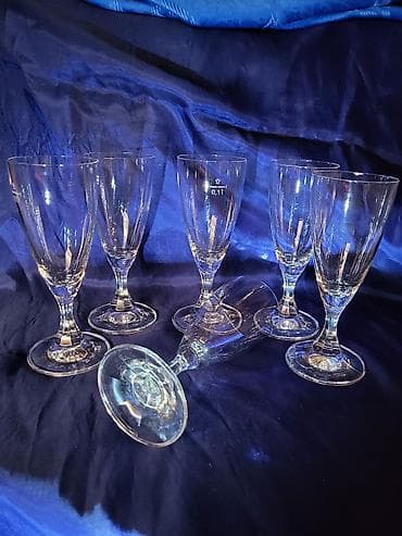 Case nove za vino 70te,kristalno staklo Zapadna Nemacka. Case na lalafo.rs — 1 Case nove za vino 70te,kristalno staklo Zapadna Nemacka. Case — 1