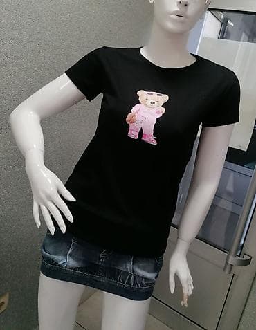 Crna ženska majica kratkih rukava sa printom medveda obučenog u roze na lalafo.rs — 3 Crna ženska majica kratkih rukava sa printom medveda obučenog u roze — 3