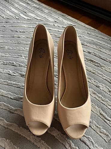 Stikle ko nove. Nosene jednom. 40 velicina. Napred visina stikle 2,5cm na lalafo.rs — 4 Stikle ko nove. Nosene jednom. 40 velicina. Napred visina stikle 2,5cm — 4