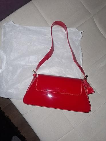 Crvena lakirana ženska torbica – baguette/shoulder model - Materijal na lalafo.rs Crvena lakirana ženska torbica – baguette/shoulder model - Materijal