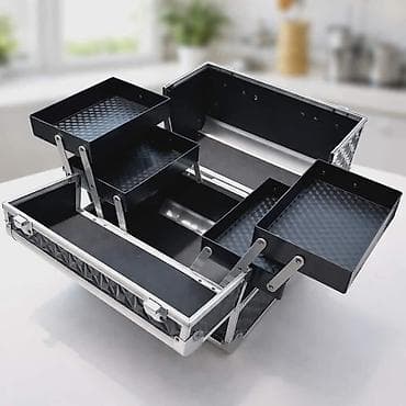 Elegantan i praktičan kofer za šminku u crnoj boji sa srebrnim na lalafo.rs — 4 Elegantan i praktičan kofer za šminku u crnoj boji sa srebrnim — 4