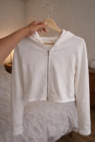 Kratka bela dukserica sa kapuljačom i rajsferšlusom - Model: ženska na lalafo.rs Kratka bela dukserica sa kapuljačom i rajsferšlusom - Model: ženska