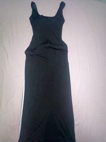 Crna uska haljina bez rukava, dužine do ispod kolena (midaxi). Model na lalafo.rs Crna uska haljina bez rukava, dužine do ispod kolena (midaxi). Model