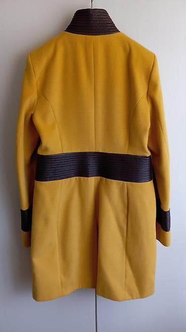 Ženski kaput RAMAX, elegantnog kroja u senf žutoj boji sa tamno-braon na lalafo.rs — 2 Ženski kaput RAMAX, elegantnog kroja u senf žutoj boji sa tamno-braon — 2