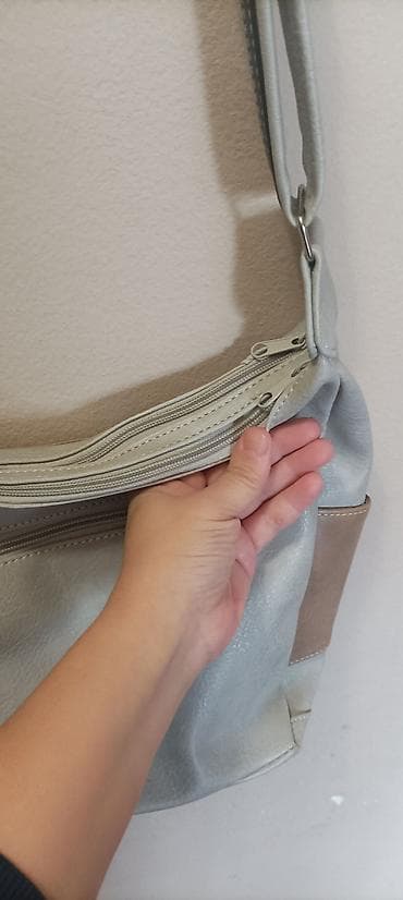 Ženska torba preko ramena – višedžepna, siva sa bež detaljima - na lalafo.rs — 4 Ženska torba preko ramena – višedžepna, siva sa bež detaljima - — 4