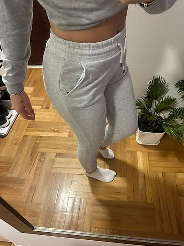 Ženske sportske trenerke – siva boja - Kroj: slim jogger sa elastikom na lalafo.rs — 2 Ženske sportske trenerke – siva boja - Kroj: slim jogger sa elastikom — 2