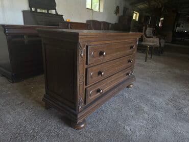 Stilske komode: Elegantna drvena komoda sa tri prostrane fioke, idealna za odlaganje na lalafo.rs — 2 Stilske komode: Elegantna drvena komoda sa tri prostrane fioke, idealna za odlaganje — 2