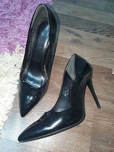 Crne lakovane ženske salonke sa visokom tankom štiklom. - Model na lalafo.rs — 2 Crne lakovane ženske salonke sa visokom tankom štiklom. - Model — 2