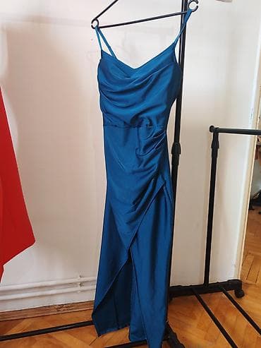 Saten haljina u smaragdno‑plavoj boji - Elegantna duga haljina od na lalafo.rs Saten haljina u smaragdno‑plavoj boji - Elegantna duga haljina od