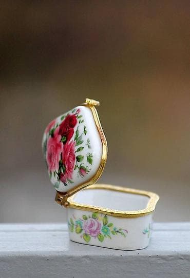 Burmutica Vintage porculanska Stara porculanska burmutica sa metalnim na lalafo.rs — 1 Burmutica Vintage porculanska Stara porculanska burmutica sa metalnim — 1