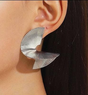 ✨ Uvrnute mindjuse u obliku lepeze predstavljaju dinamican dizajn koji na lalafo.rs — 2 ✨ Uvrnute mindjuse u obliku lepeze predstavljaju dinamican dizajn koji — 2