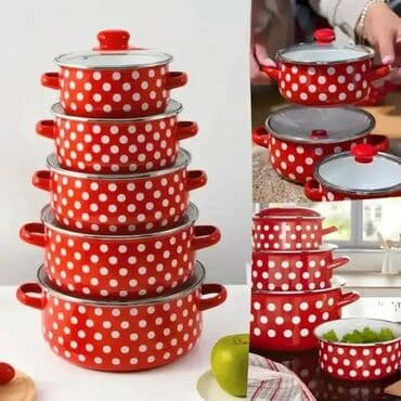 Komplet retro emajliranih šerpi – crvene sa belim tufnama - Set od 5 na lalafo.rs Komplet retro emajliranih šerpi – crvene sa belim tufnama - Set od 5