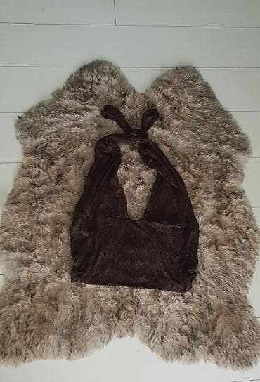 Majica crop top vezuje se oko vrata. Zmija print na lalafo.rs — 1 Majica crop top vezuje se oko vrata. Zmija print — 1