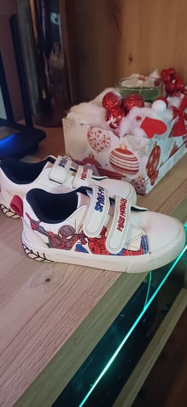 Nove spajdermen patikice za decu broj 25/26 maksimalno očuvane jer nam na lalafo.rs Nove spajdermen patikice za decu broj 25/26 maksimalno očuvane jer nam