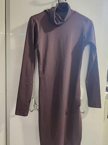 Haljina s rol-kragnom – tamnoljubičasta - Kroj: uska silueta, dužina at lalafo.rs — 1 Haljina s rol-kragnom – tamnoljubičasta - Kroj: uska silueta, dužina — 1