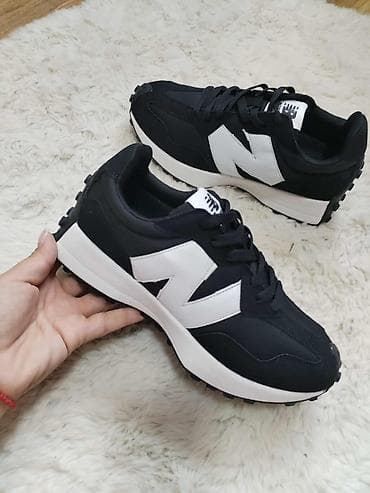 Patike New Balance 327 u crnoj boji sa belim "N" logom sa strane na lalafo.rs — 9 Patike New Balance 327 u crnoj boji sa belim "N" logom sa strane — 9