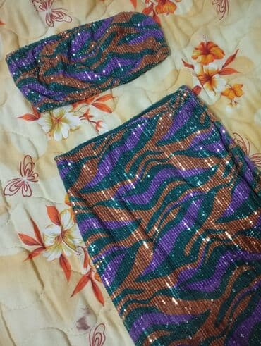 Prelep komplet iz dva dela sljokicast suknja ima izrez. odgovara vel S na lalafo.rs Prelep komplet iz dva dela sljokicast suknja ima izrez. odgovara vel S