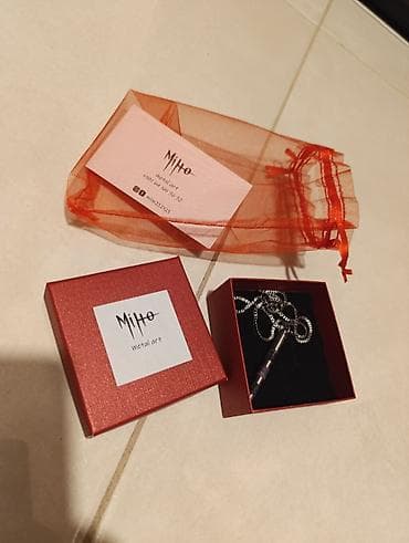 Elegantna ogrlica marke Mitto metal art, sa priveskom cilindričnog na lalafo.rs Elegantna ogrlica marke Mitto metal art, sa priveskom cilindričnog