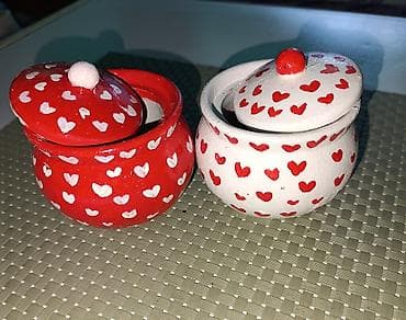 dve suknje po: Dve gipsane posude sa poklopcima, ukrašene ručno crtanim srcima. Jedna na lalafo.rs — 2 dve suknje po: Dve gipsane posude sa poklopcima, ukrašene ručno crtanim srcima. Jedna — 2