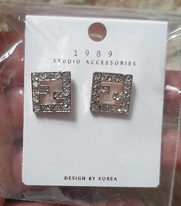 Cc logo chanel mindjuše kvadrat sa znakom. Bele i srebrne, bižuterija at lalafo.rs — 6 Cc logo chanel mindjuše kvadrat sa znakom. Bele i srebrne, bižuterija — 6