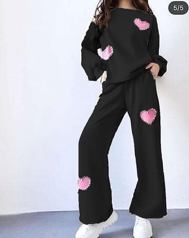 Komplet siroke pantalone i duks sa sirim rukavima u ranflu.Na oba dela na lalafo.rs Komplet siroke pantalone i duks sa sirim rukavima u ranflu.Na oba dela