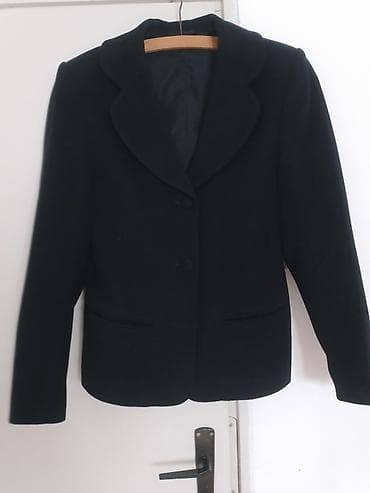 Crni elegantni sako od vune za zimu. Sastav 100% vuna. Način kopčanja na lalafo.rs Crni elegantni sako od vune za zimu. Sastav 100% vuna. Način kopčanja