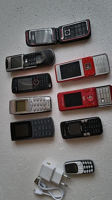 Lot starih mobilnih telefona + punjač Sadržaj: - Više klasičnih na lalafo.rs — 1 Lot starih mobilnih telefona + punjač Sadržaj: - Više klasičnih — 1