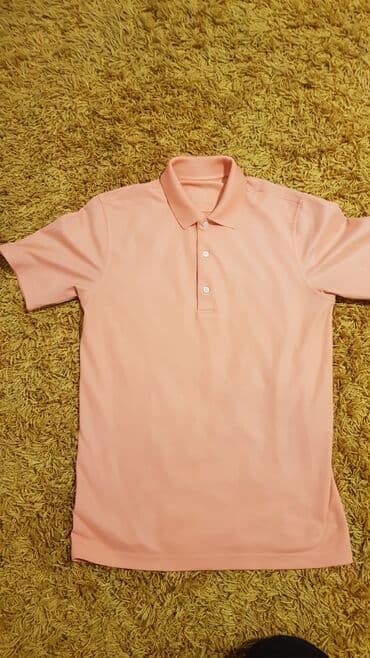 Muška polo majica – breskva/losos roze boja - Klasik kroj sa kragnom na lalafo.rs Muška polo majica – breskva/losos roze boja - Klasik kroj sa kragnom