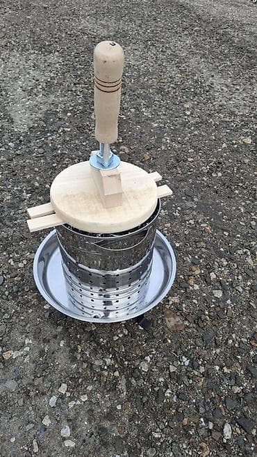 Presa za cedjenje ĉvaraka I voca prohrom na vint 5l 4000 din i od 8l at lalafo.rs — 1 Presa za cedjenje ĉvaraka I voca prohrom na vint 5l 4000 din i od 8l — 1