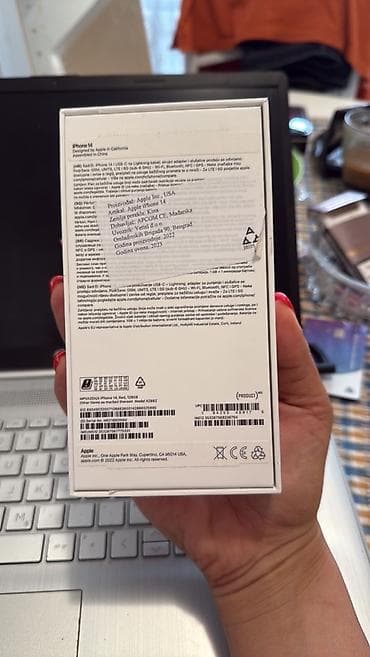 Prodajem polovan iPhone 14 crveni Sve je ispravno samo je sa stana na lalafo.rs — 2 Prodajem polovan iPhone 14 crveni Sve je ispravno samo je sa stana — 2