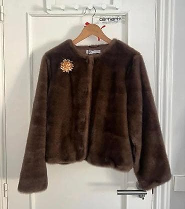 ZARA ženska jakna od veštačkog krzna u tamno braon boji. Kratki, ravni na lalafo.rs — 1 ZARA ženska jakna od veštačkog krzna u tamno braon boji. Kratki, ravni — 1