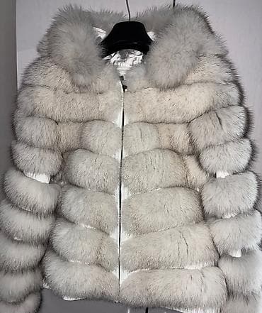 Luksuzna ženska bunda u srebrno-sivoj nijansi, kratkog kroja. Model je na lalafo.rs Luksuzna ženska bunda u srebrno-sivoj nijansi, kratkog kroja. Model je