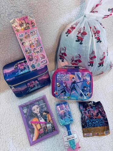 Novogodisnji paketic Kpop hunters 3900din ✅neseser ✅kofer sa sminkom na lalafo.rs Novogodisnji paketic Kpop hunters 3900din ✅neseser ✅kofer sa sminkom